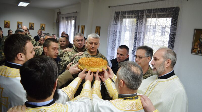 ОБИЉЕЖАВАЊЕ КРСНЕ СЛАВЕ ПАРАКЛИСА У КАСАРНИ „ЗДРАВКО ЧЕЛАР“ У ДЕРВЕНТИ