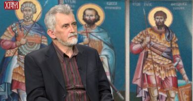 ГОСПОД НАД ВОЈСКАМА: Драган Крсмановић – СВЕШТЕНИЦИ МЕЂУ ПАРТИЗАНИМА